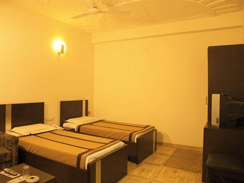 Indira International Inn Yeni Delhi Dış mekan fotoğraf