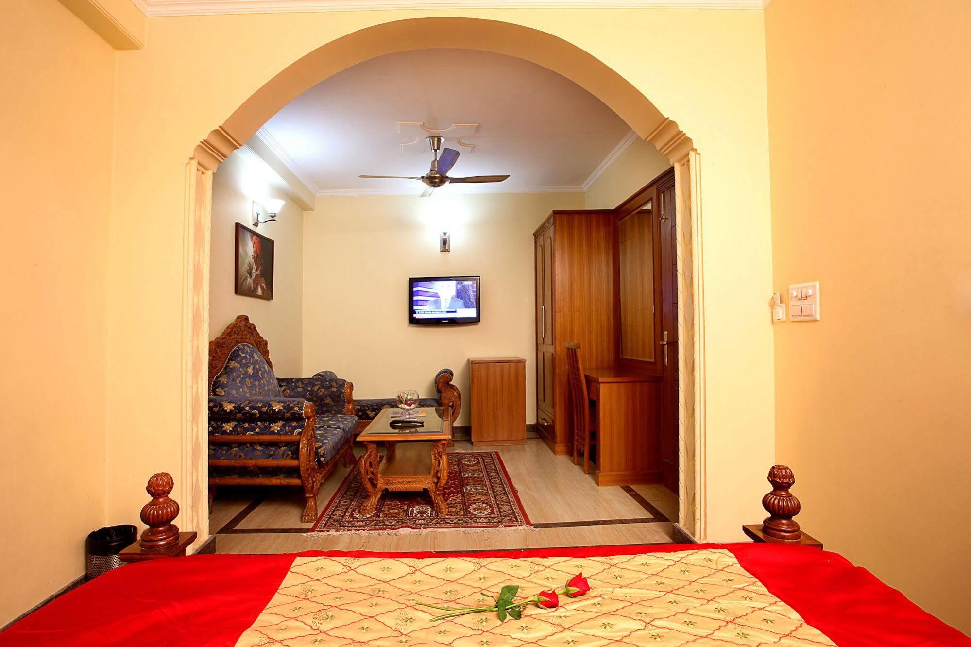 Indira International Inn Yeni Delhi Dış mekan fotoğraf